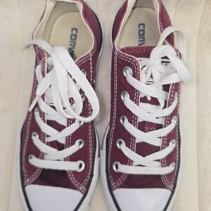 Converse Classic Low Top Sneakers in Burgundy